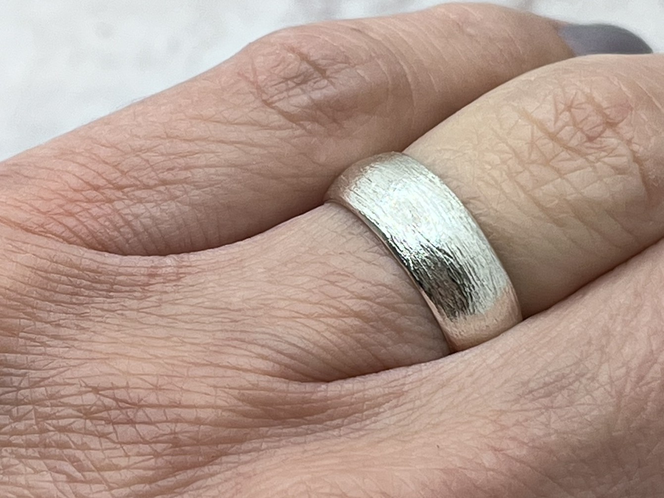 Mintás ezüst karikagyűrű, domború