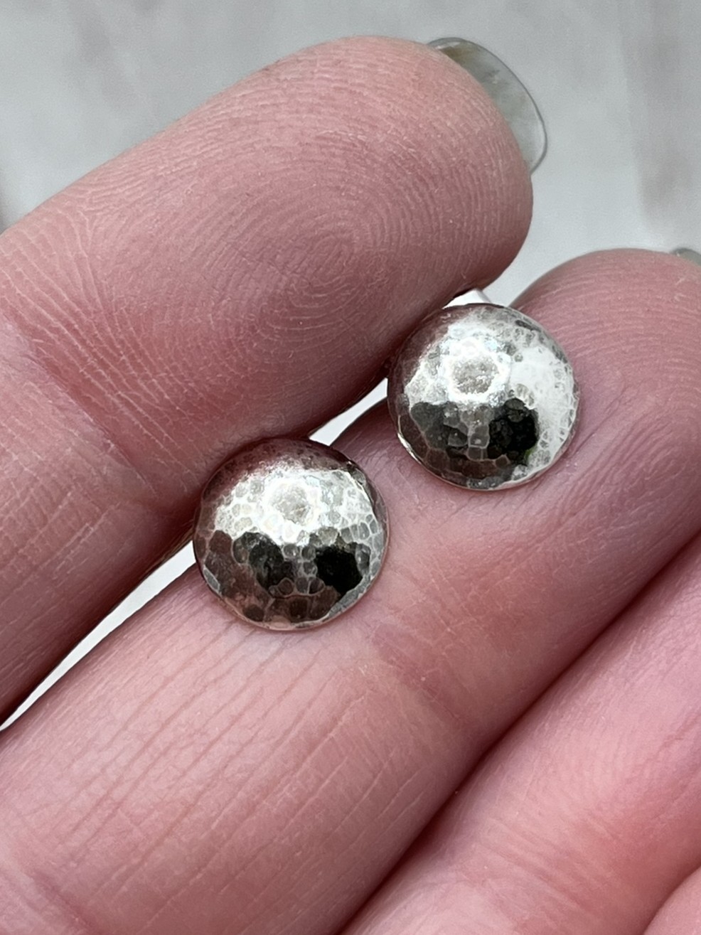 Domború ezüst korong fülbevaló 