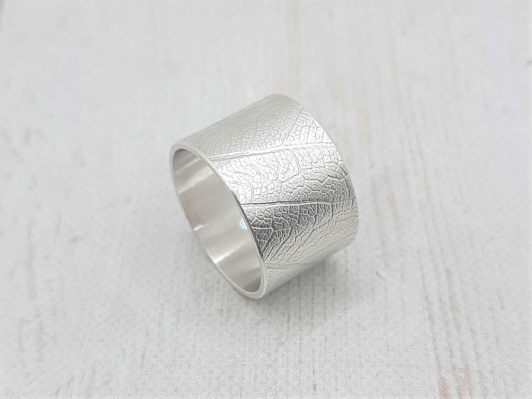 Levélerezetes széles ezüstgyűrű 