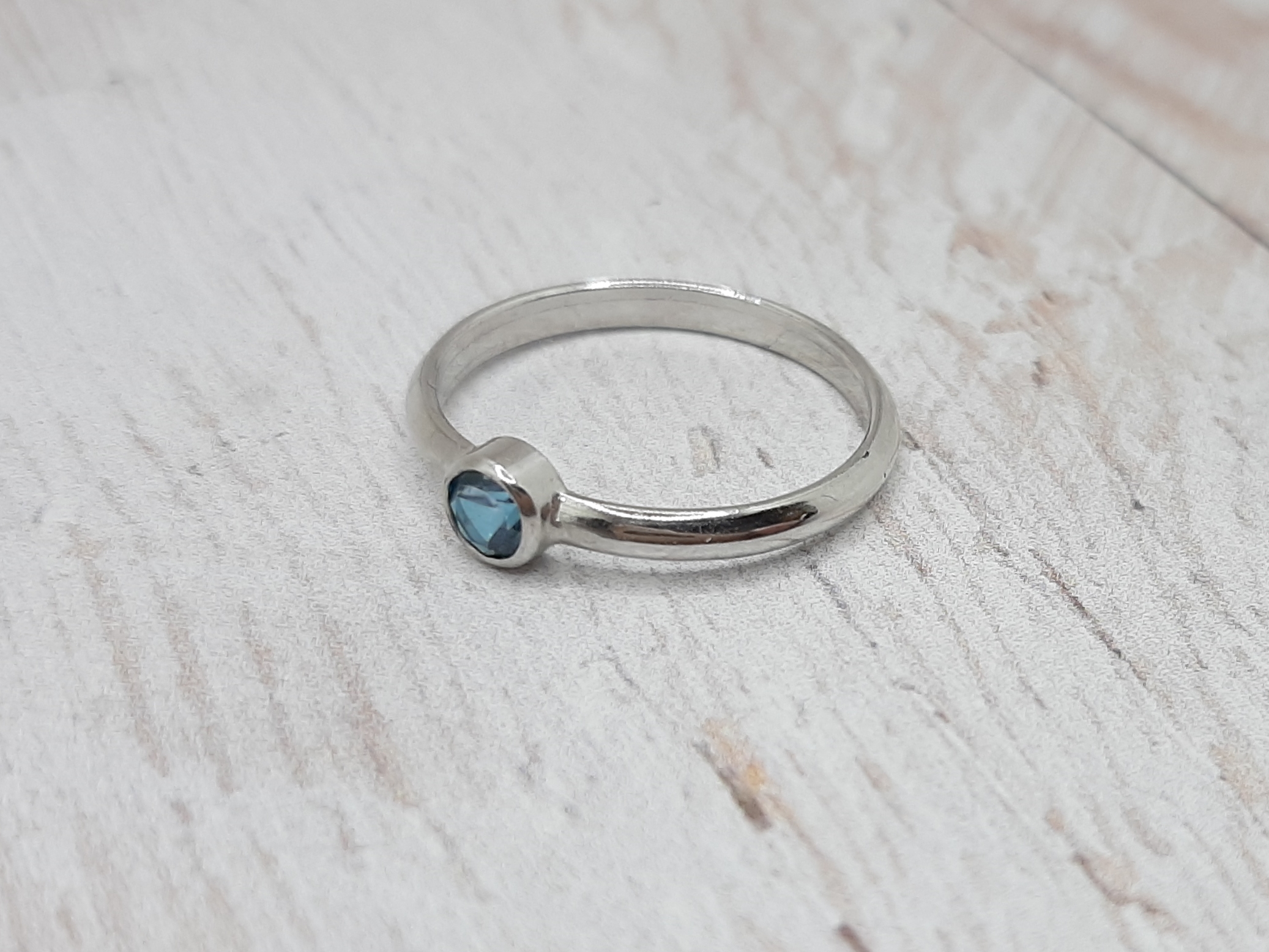 Kék topáz fehérarany gyűrű