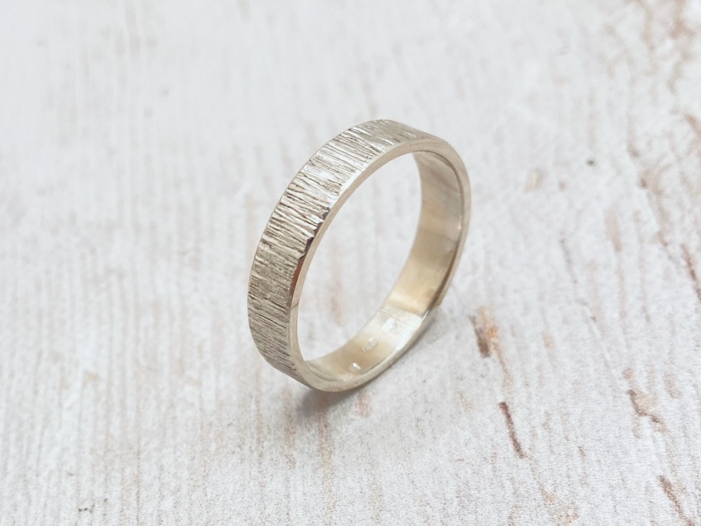 Fehér arany karikagyűrű, rusztikus kalapált mintával (14K)
