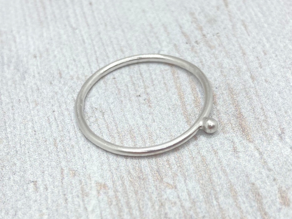 Vékony fehér arany karikagyűrű kis pöttyel (14K)
