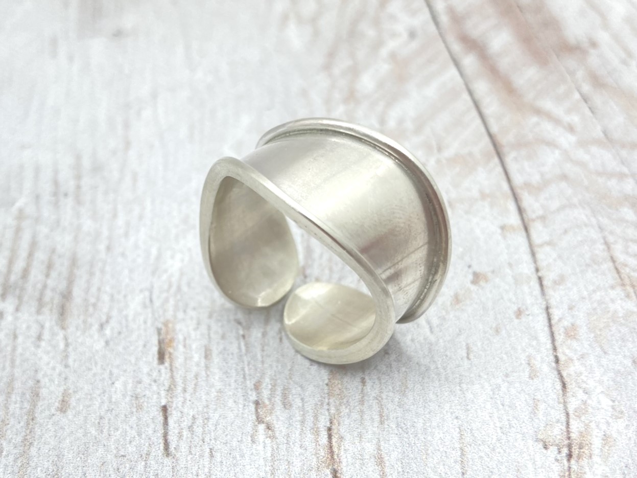 Aszimmetrikus, peremes ezüst gyűrű