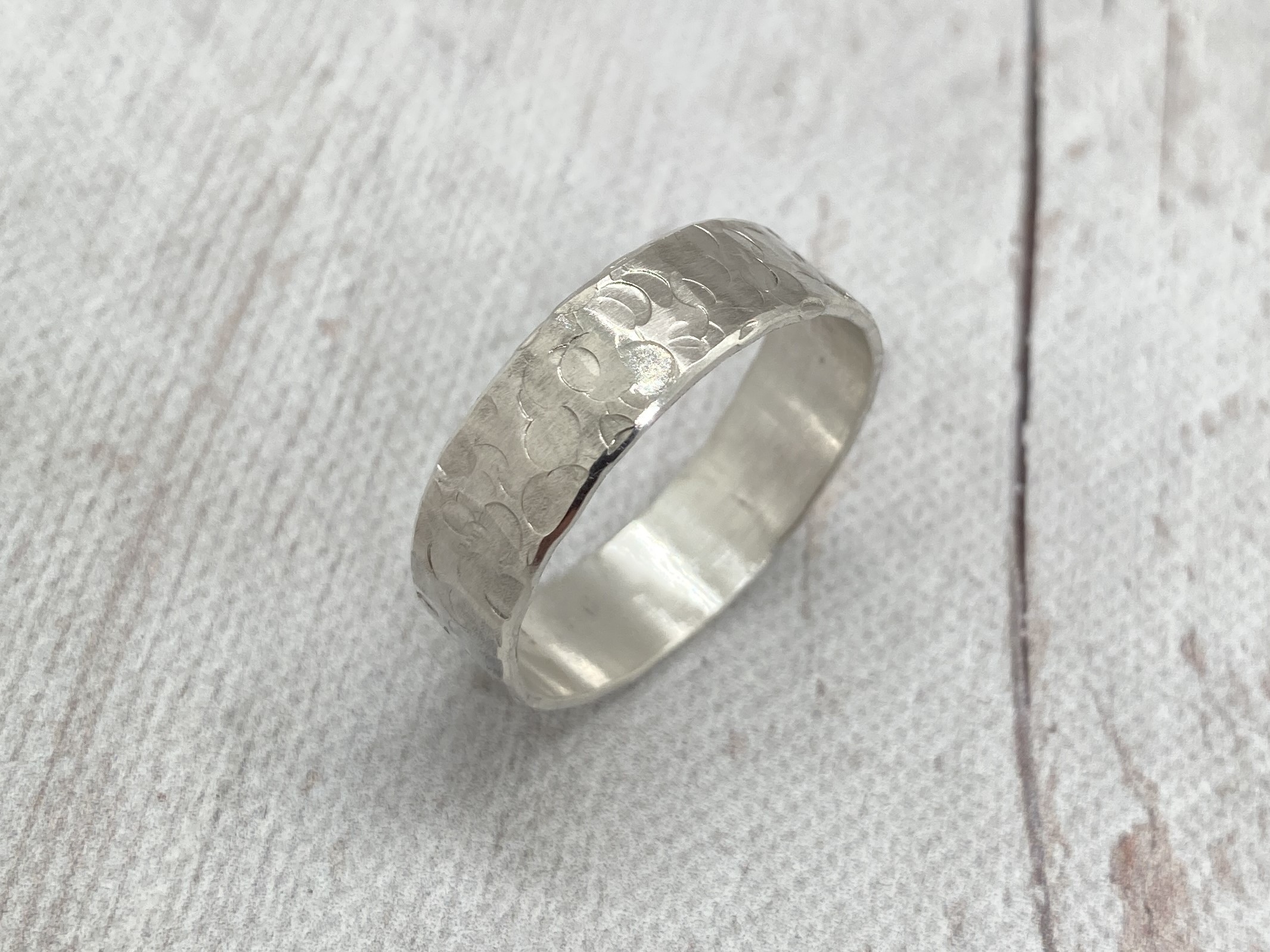 Ezüst karikagyűrű, rusztikus kalapált mintával
