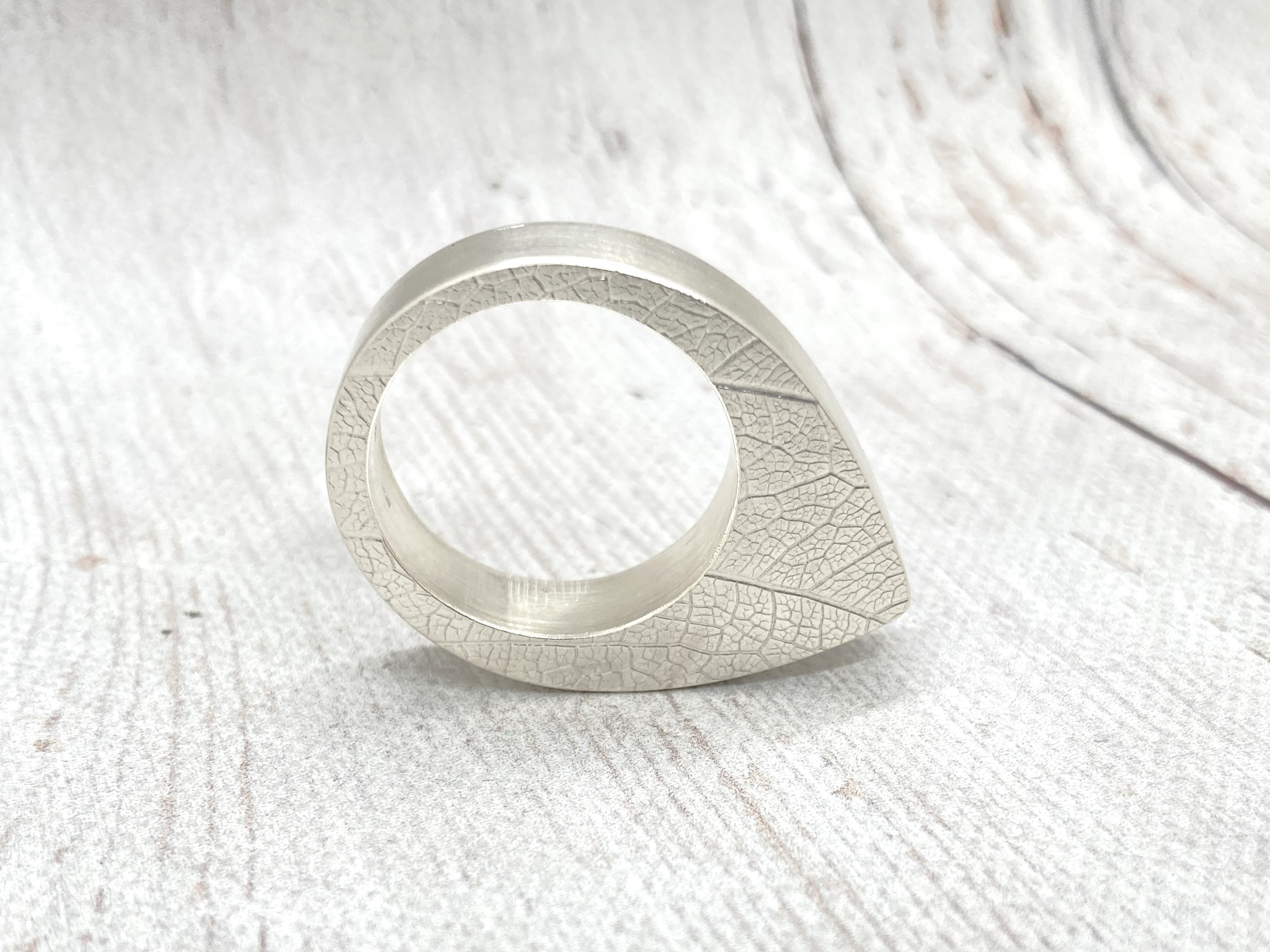 Modern, levélerezetes gyűrű
