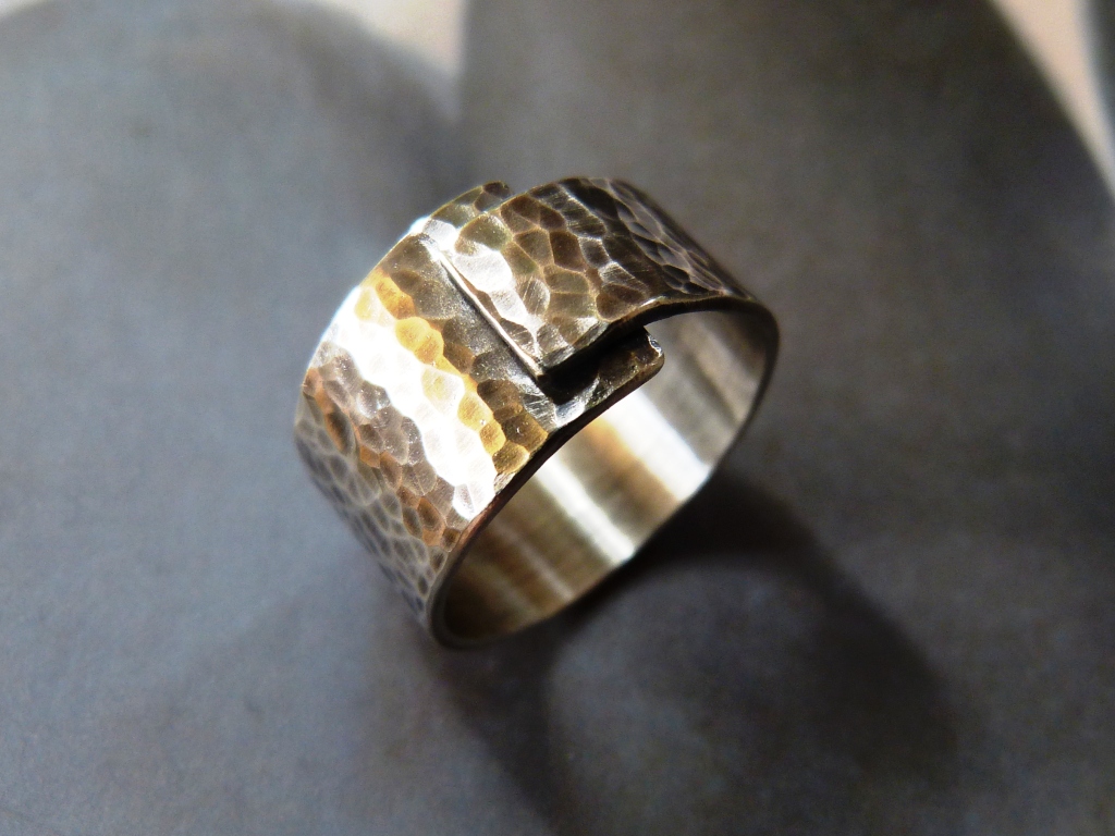 Rusztikus kalapált ezüst gyűrű, pöttyös, állítható méretű