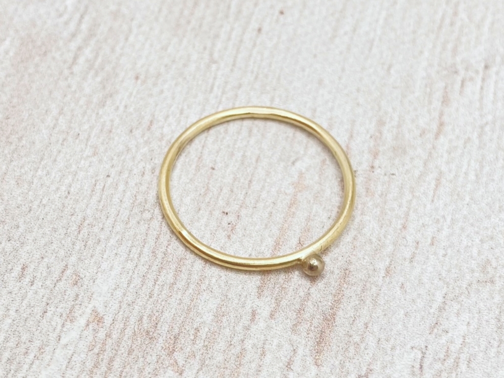 Vékony arany karikagyűrű kis pöttyel (14K)