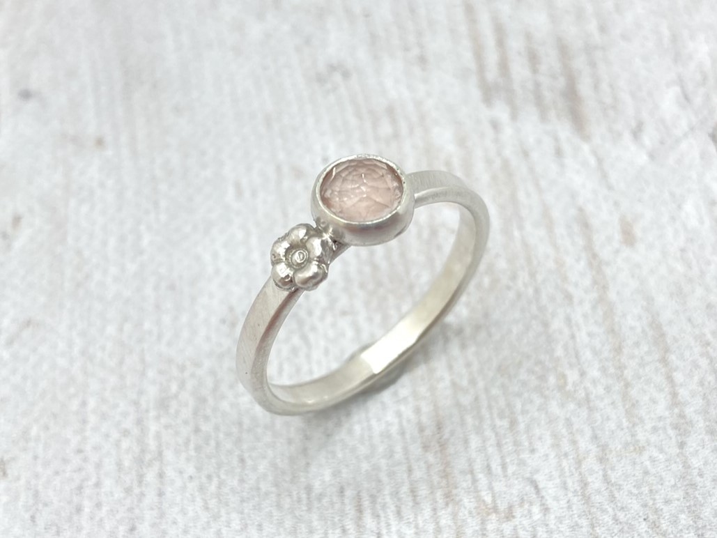Rózsakvarc ezüst gyűrű virággal