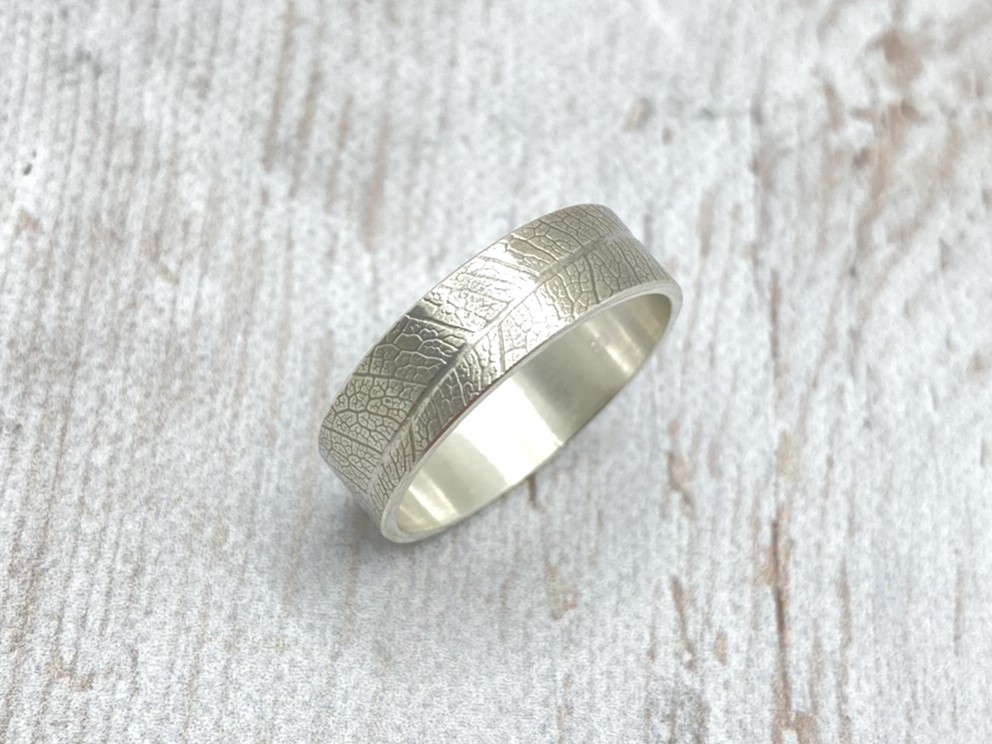 Levélerezetes ezüst karikagyűrű