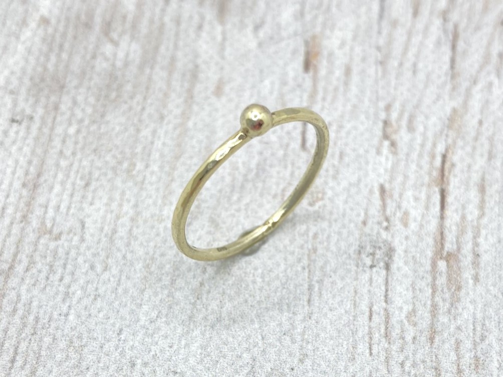 Vékony arany karikagyűrű kis pöttyel (14K, kalapált alapon)