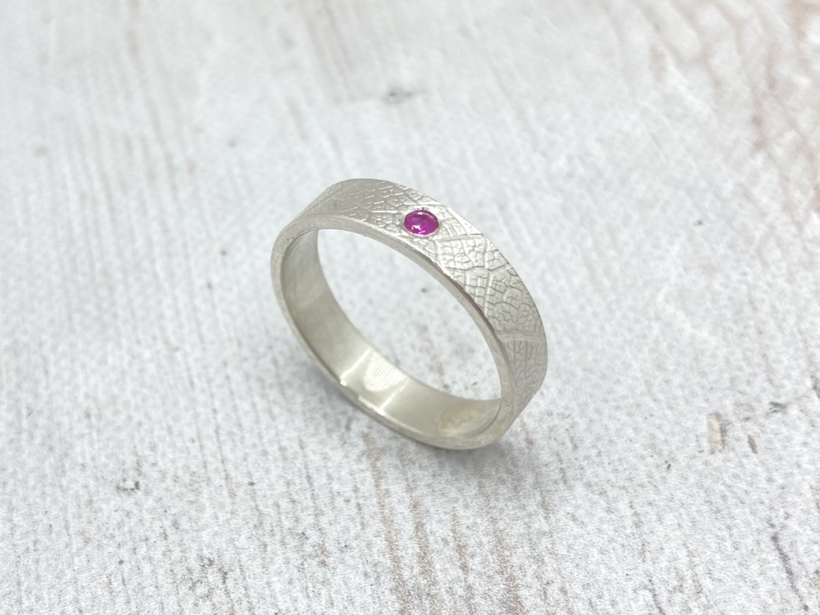 Ezüst gyűrű rubinnal