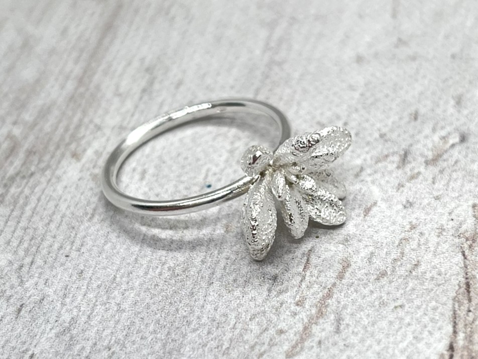 Ezüst gyűrű virággal