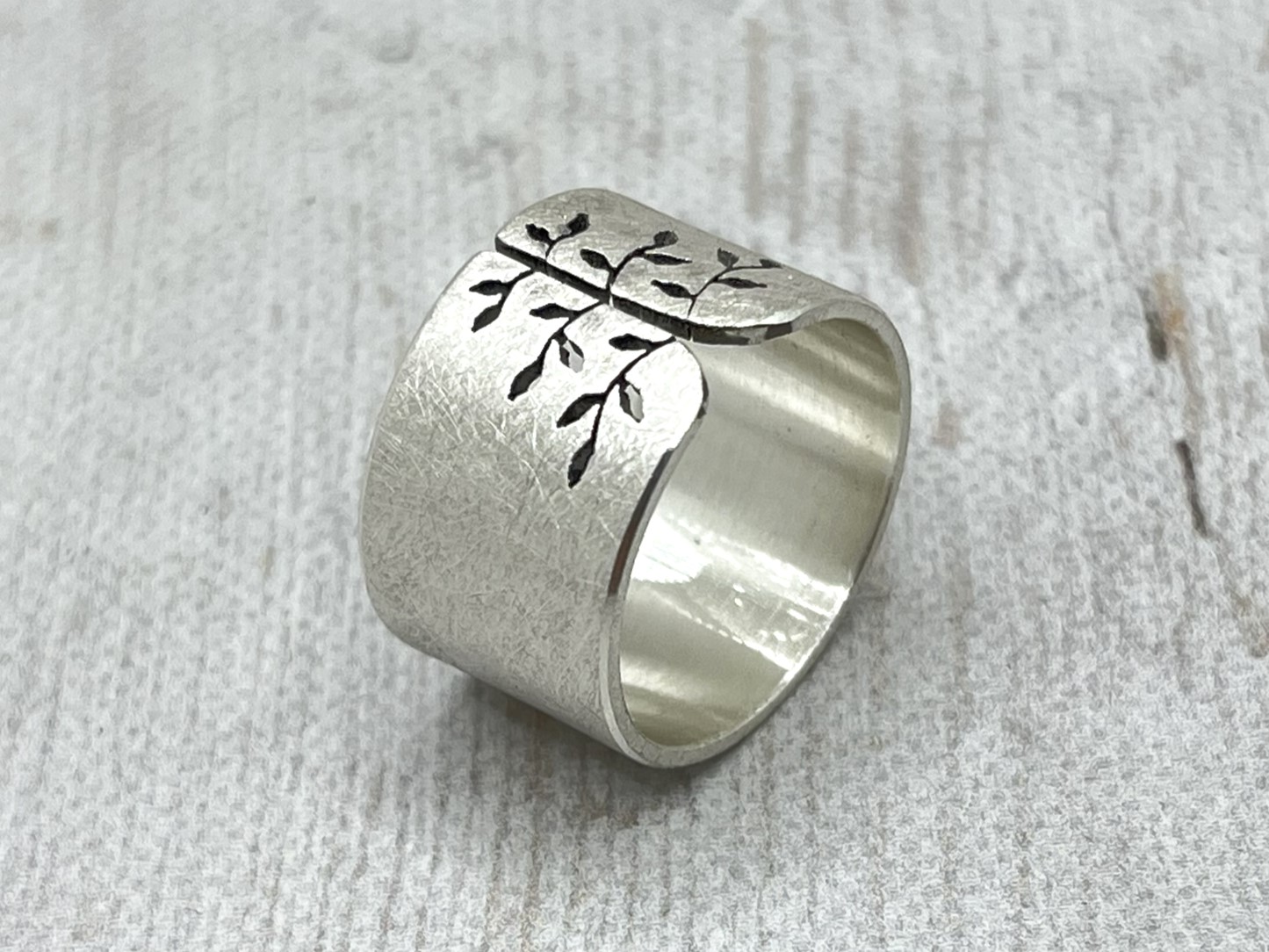 Tavaszi fa ezüst gyűrű 12mm csiszolt