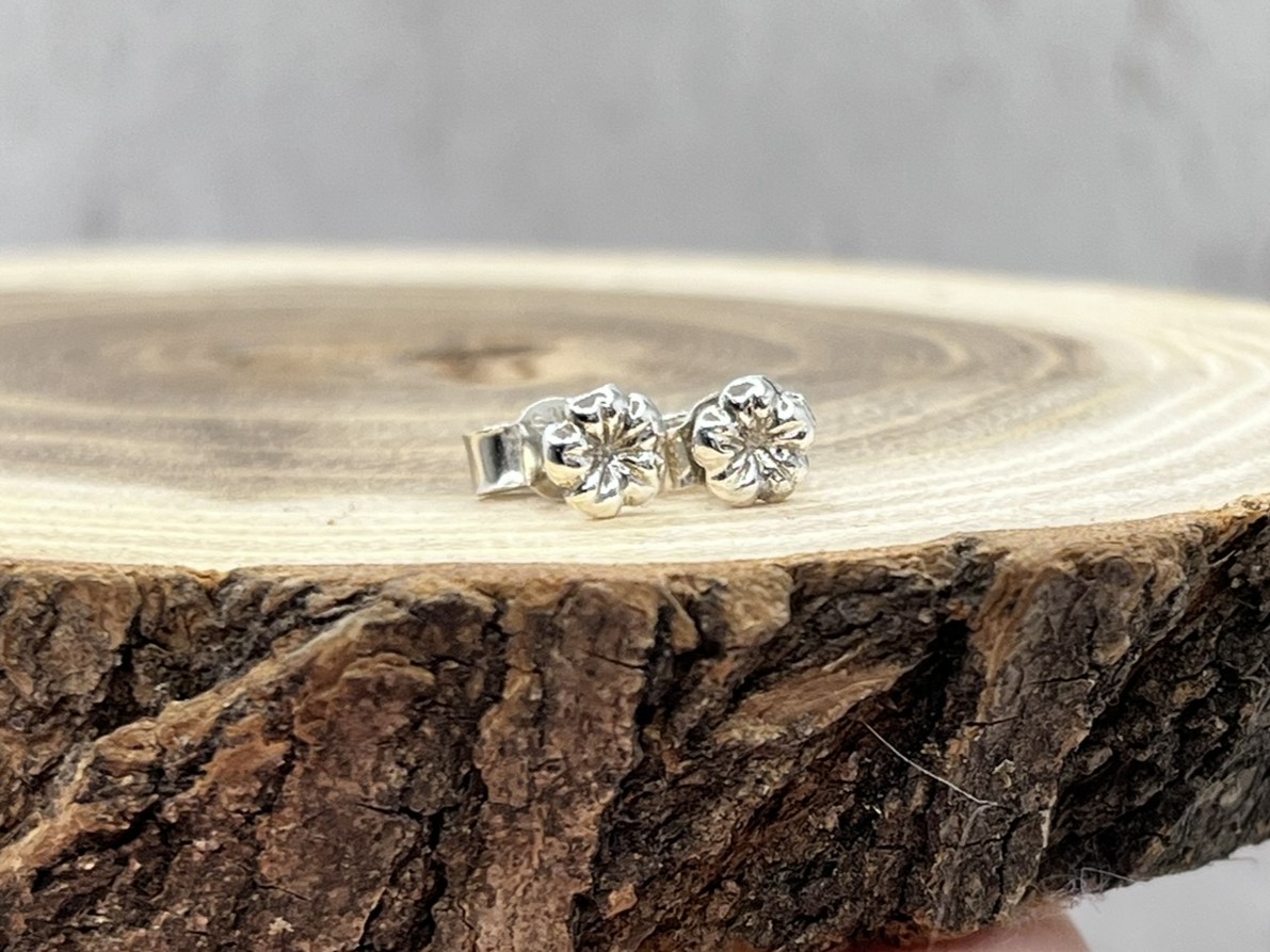 Mini virág ezüst fülbevaló 