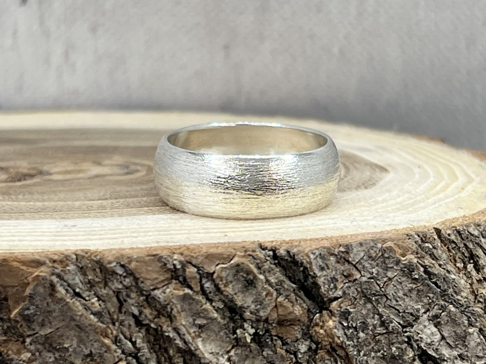 Mintás ezüst karikagyűrű, domború