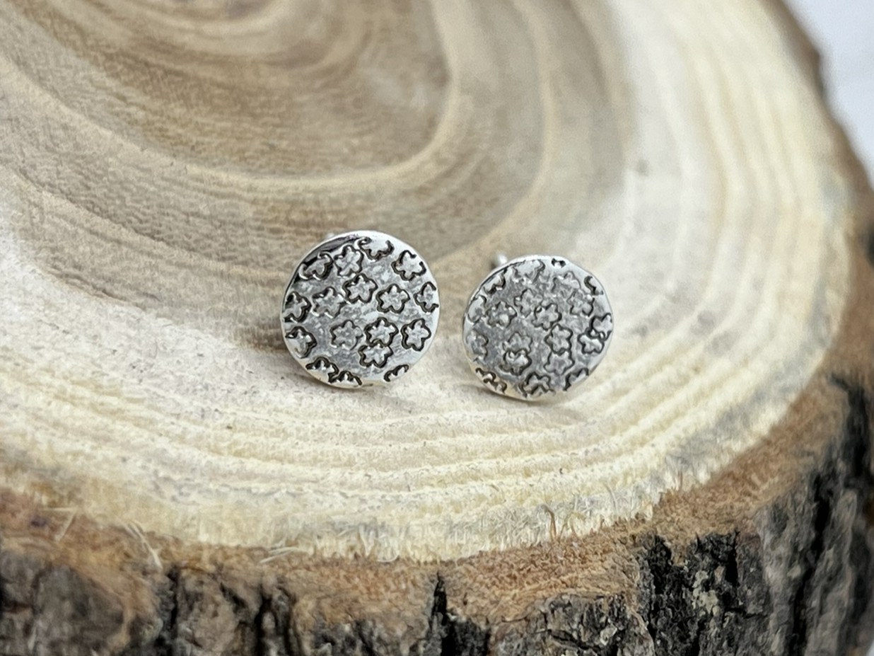 Virágos ezüst fülbevaló 