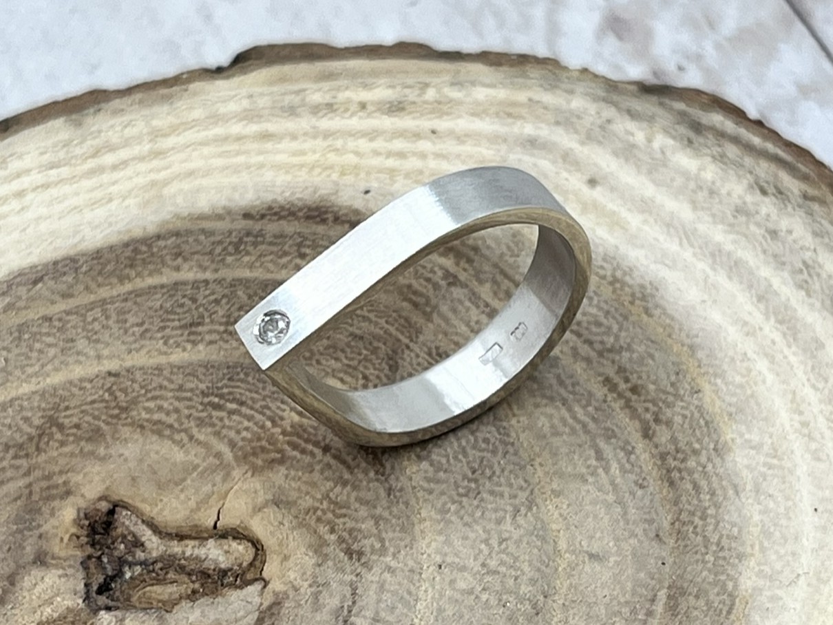 Ezüst gyűrű topázzal