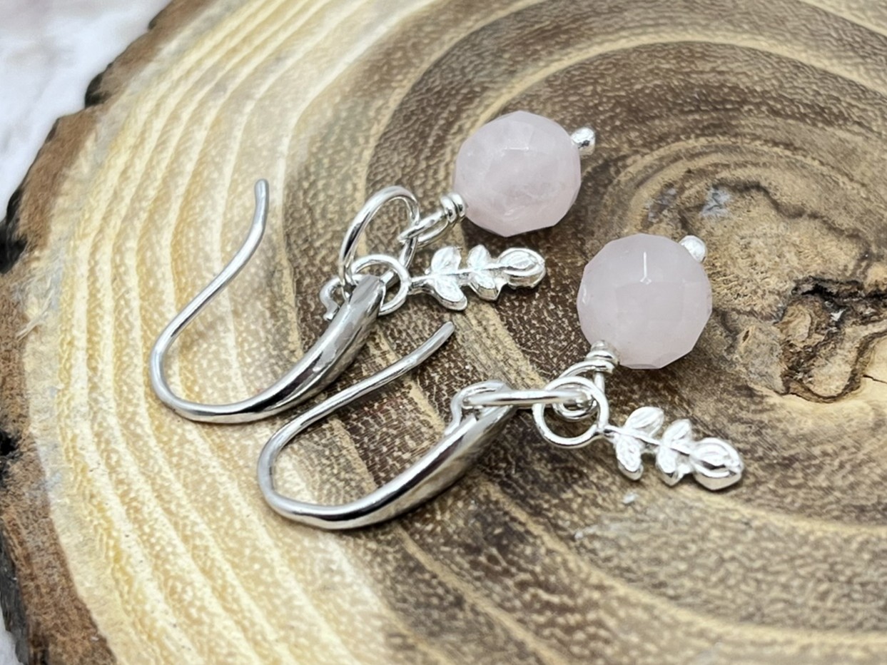 Rózsakvarc ezüst fülbevaló levélkével
