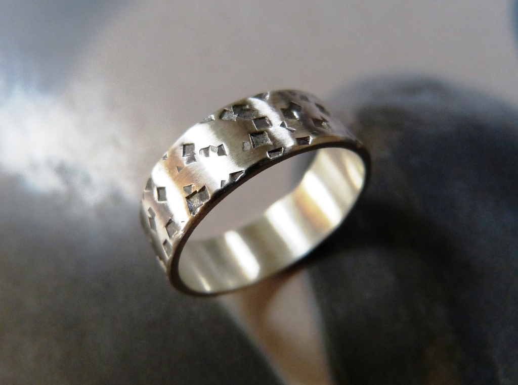 Ezüst karikagyűrű, rusztikus kalapált mintával