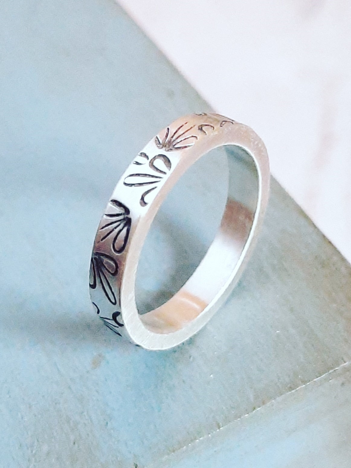 Vastag ezüst karikagyűrű, leveles mintával