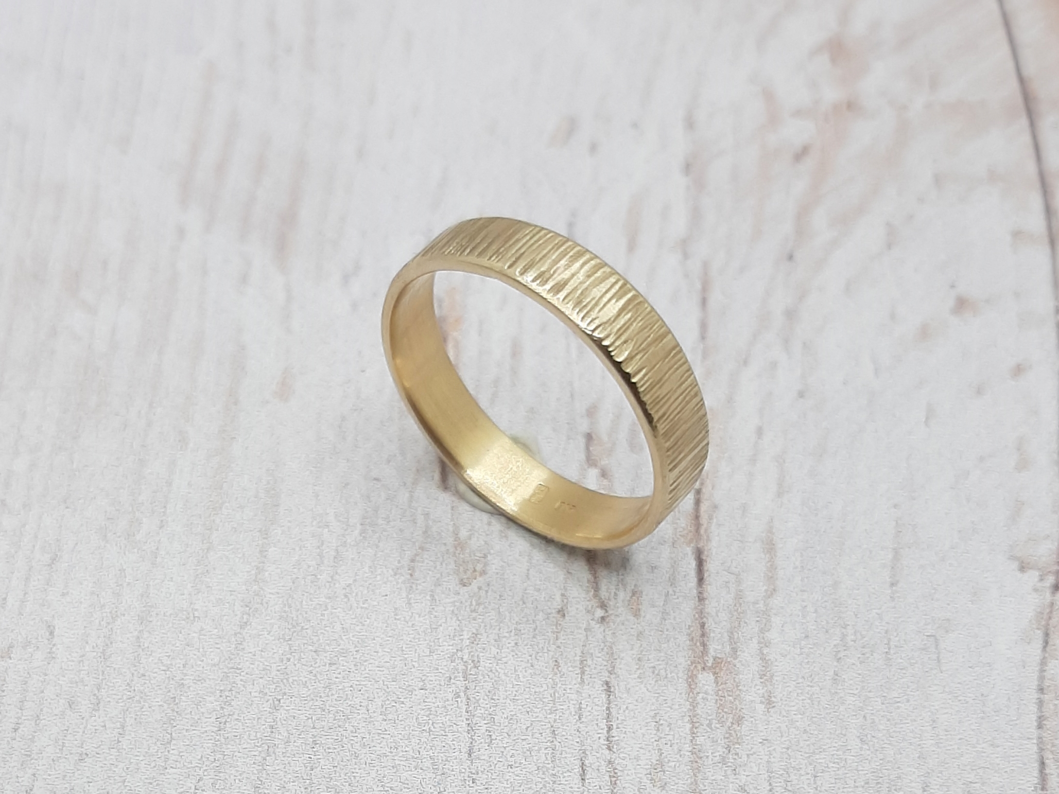Arany karikagyűrű, rusztikus kalapált mintával (14K)